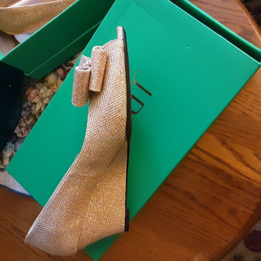 J.Renee Gold Women's Shoes with Bow Sz 11W - Picture 3 of 4